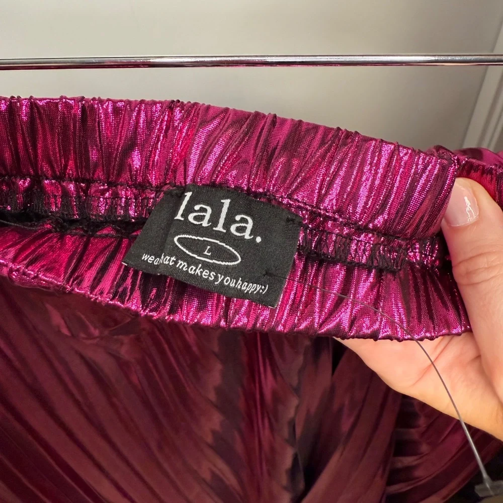 ✨ Dressed in Lala Pleated Metallic Skirt ✨ - Picture 4 of 5